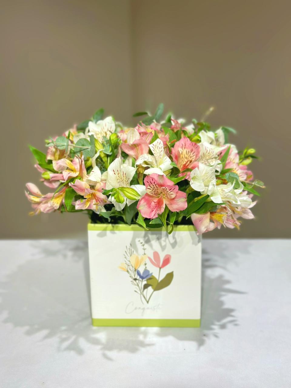 CACHEPOT COM ALSTROEMERIAS - LINHA CUIDADO
