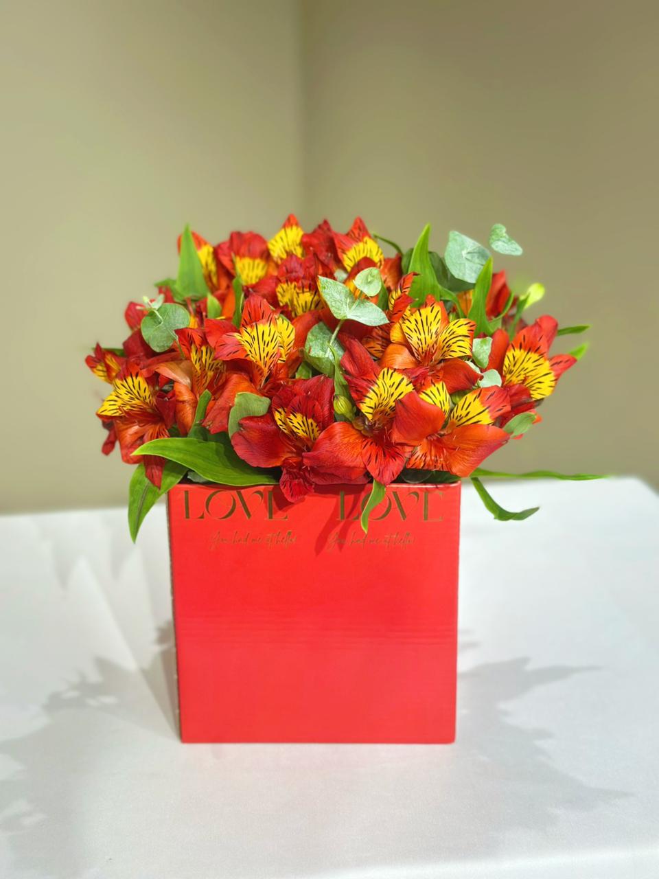 CACHEPOT COM ALSTROEMERIAS - LINHA FOR�A