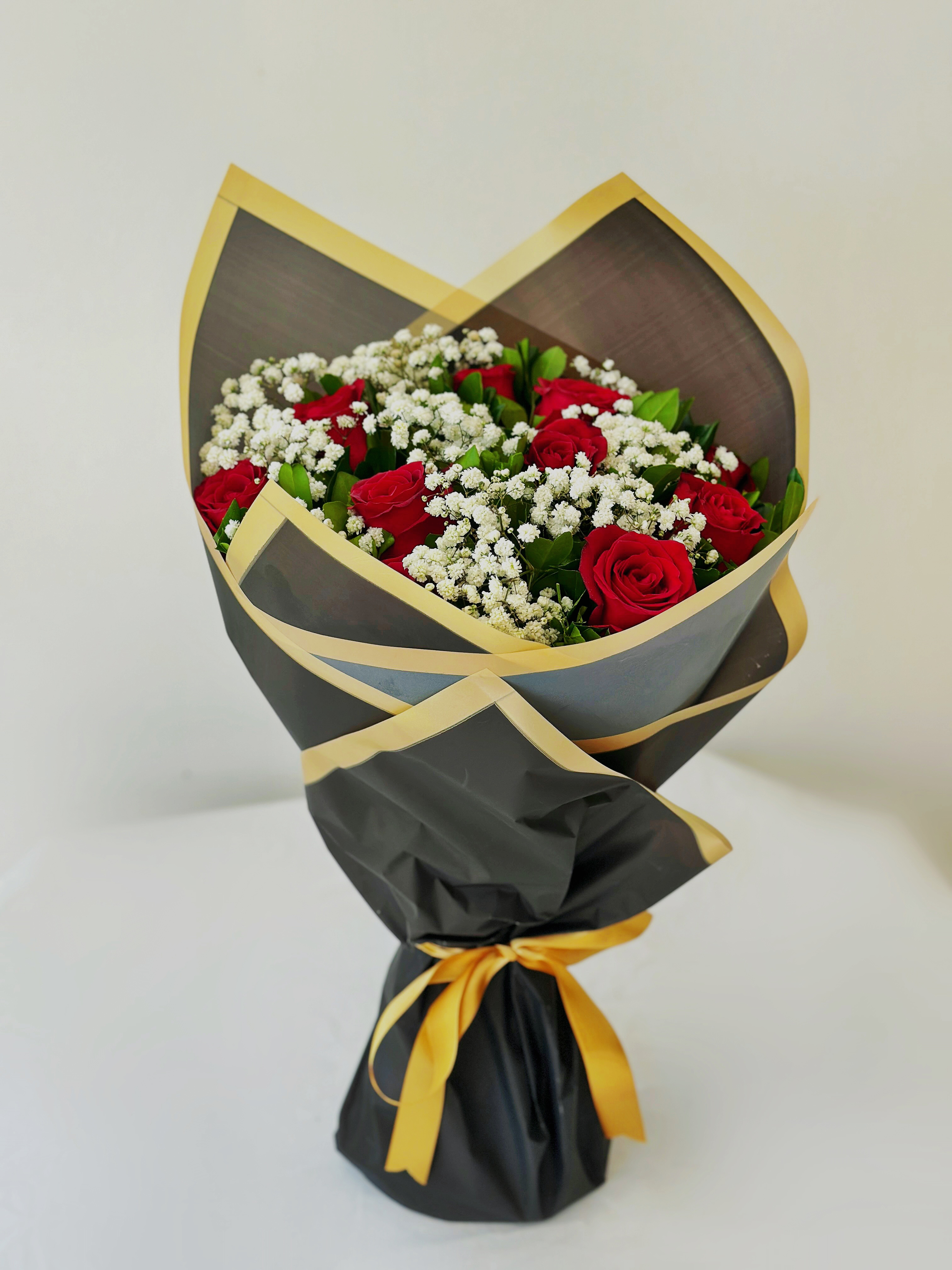 RAMALHETE COM 10 ROSAS VERMELHAS 