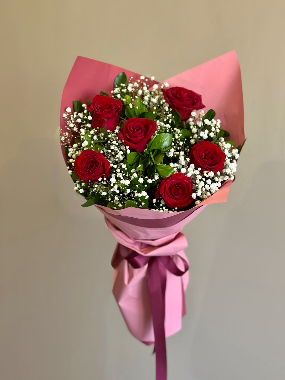 RAMALHETE COM 6 ROSAS VERMELHAS