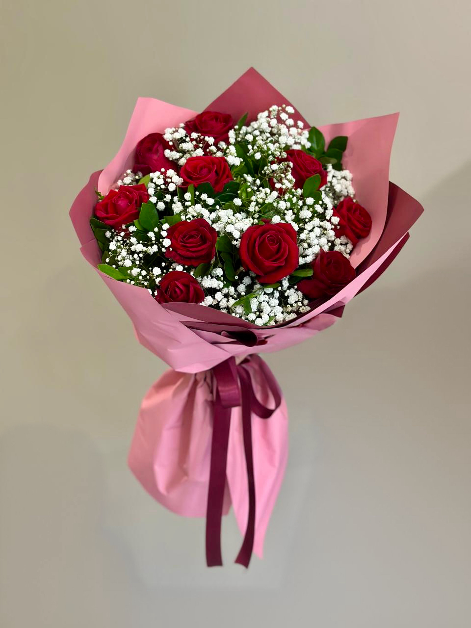 RAMALHETE COM 10 ROSAS VERMELHAS