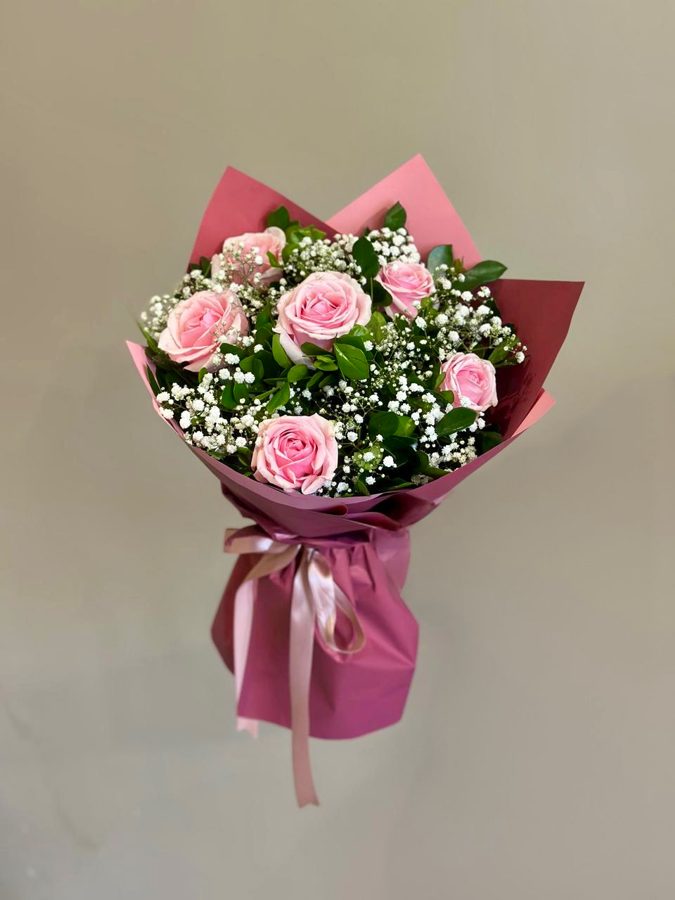 RAMALHETE COM 6 ROSAS ROSAS
